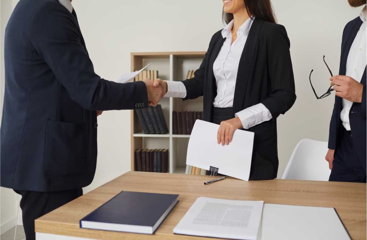 ШИНЭЧИЛСЭН ХӨДӨЛМӨРИЙН ХУУЛЬ ХЭРЭГЖИЖ ЭХЭЛЛЭЭ